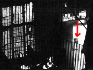 TOP 25 MOST FAMOUS PHOTOS OF GHOSTS