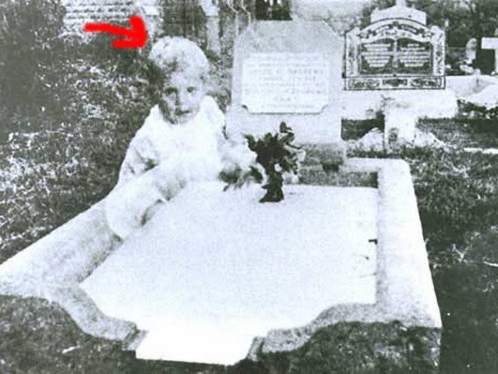00121 TOP 25 MOST FAMOUS PHOTOS OF GHOSTS 