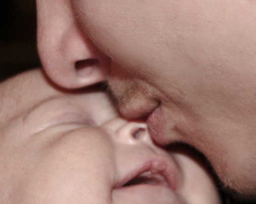 Father-Kissing-on-Her-Daughter-Nose-520x413