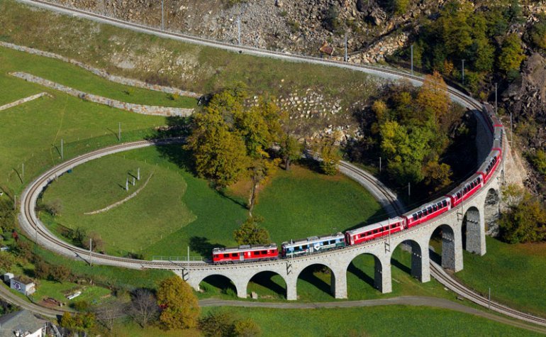 Spectacular view of trains Travel (3)