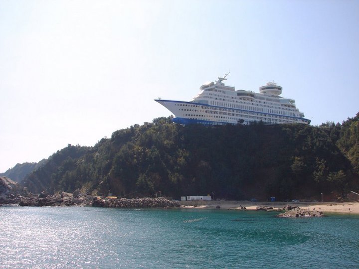 ship shaped hotel in south korea (7)
