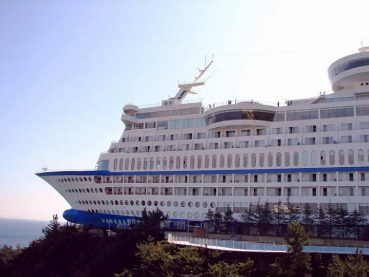ship shaped hotel in south korea (5)