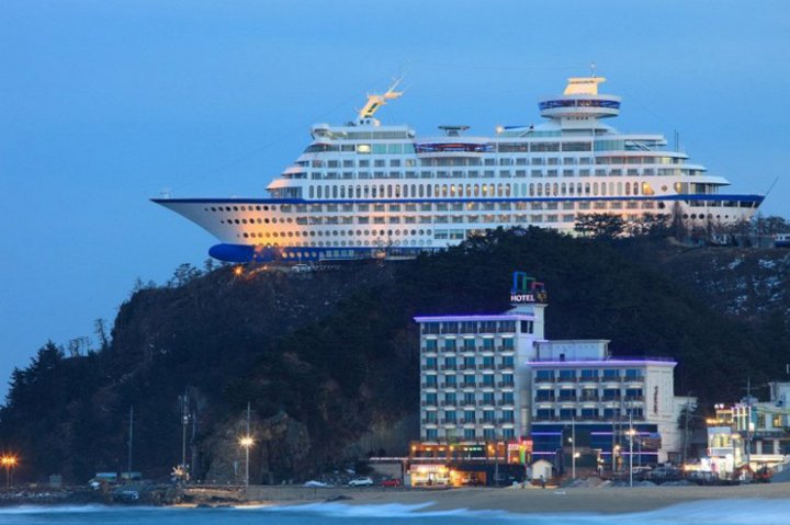 ship shaped hotel in south korea (3)