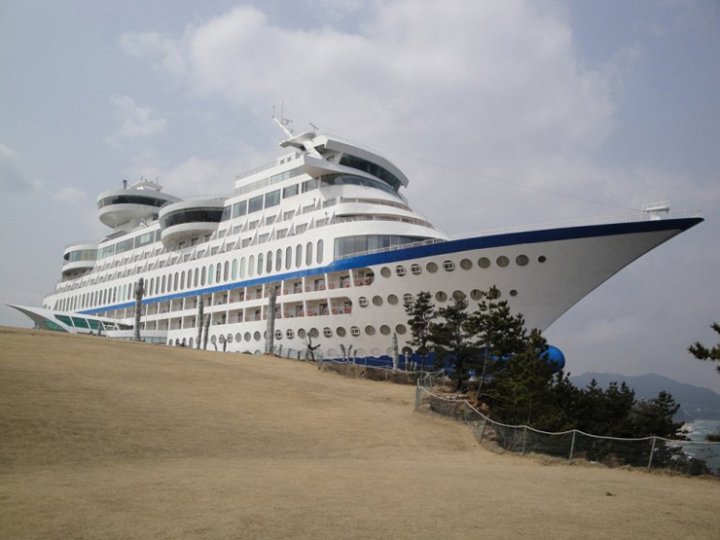 ship shaped hotel in south korea (2)
