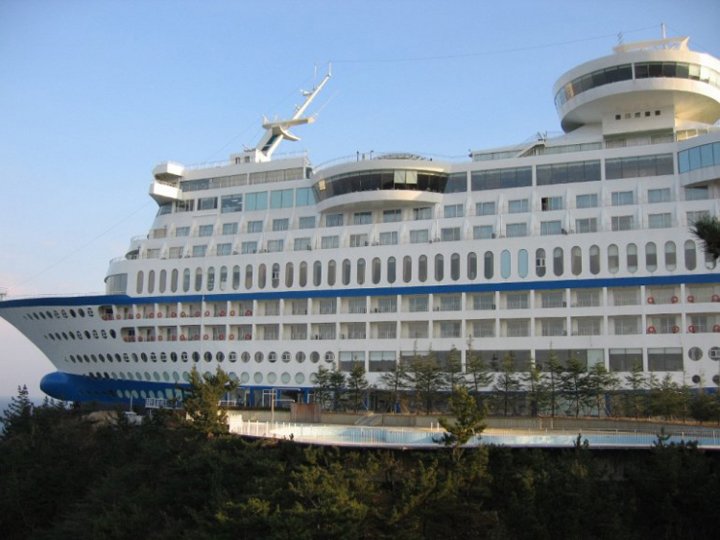 ship shaped hotel in south korea (1)