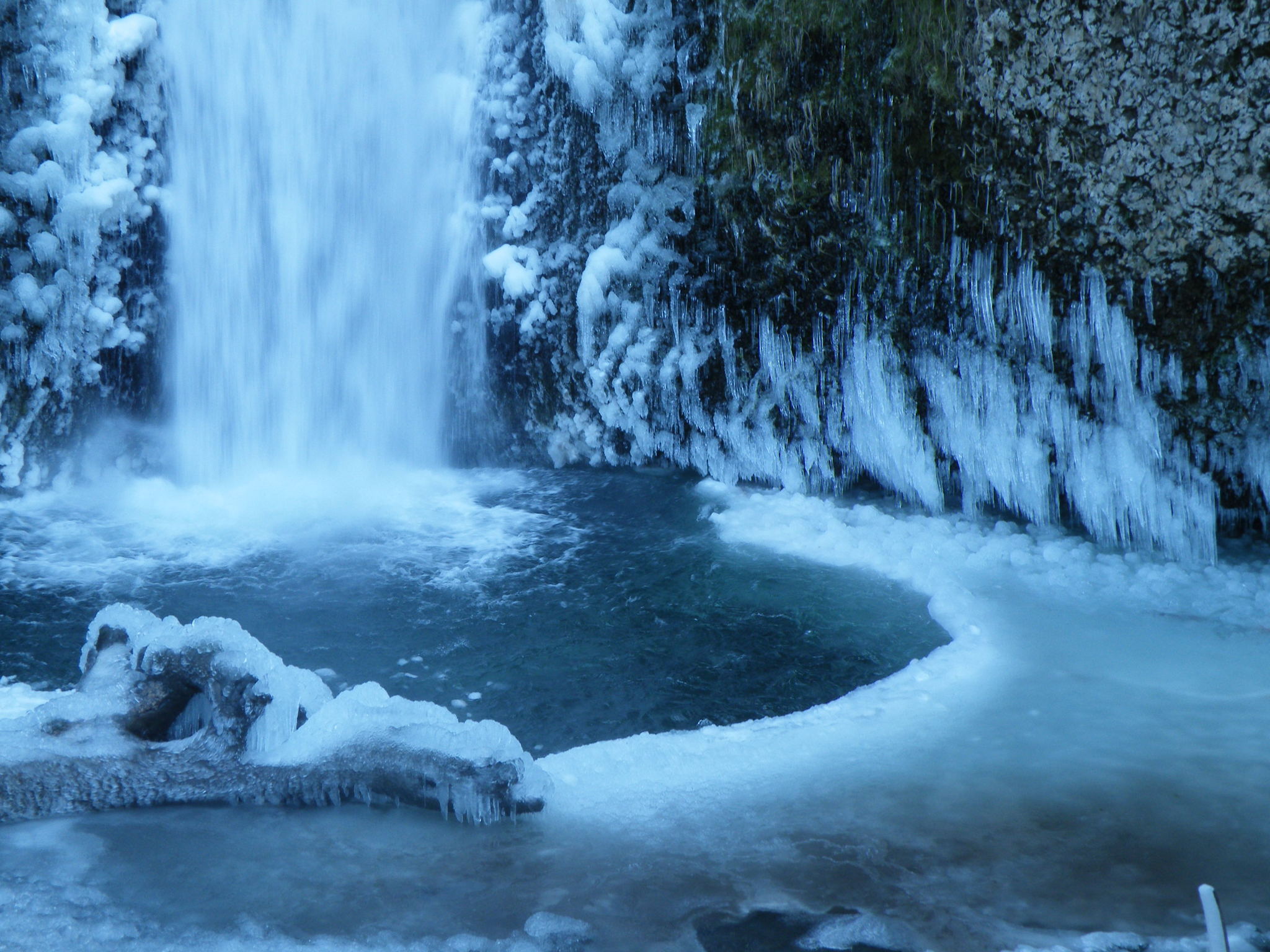 Зима фото водопад. Зимний водопад. Снежный водопад. Зимняя Горная река с водопадами. Зимний водопад на рабочий стол.